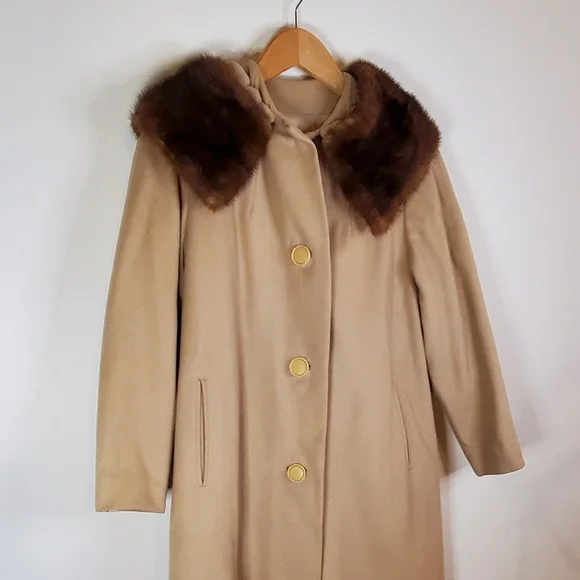 Vintage 60s Midcentury Classic Cream Feminine Button Coat with Brown Fur Collar - Picture 5 of 16